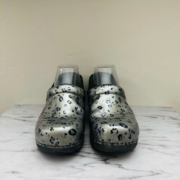 Dansko XP 2.0 Silver Cheetah Print Clogs Women’s Size 8.5 - Picture 2 of 10